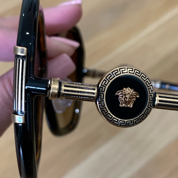 NWT Versace Stunning and timeless sunglasses.
